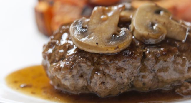 Salisbury Steak con salsa de cebolla caramelizada